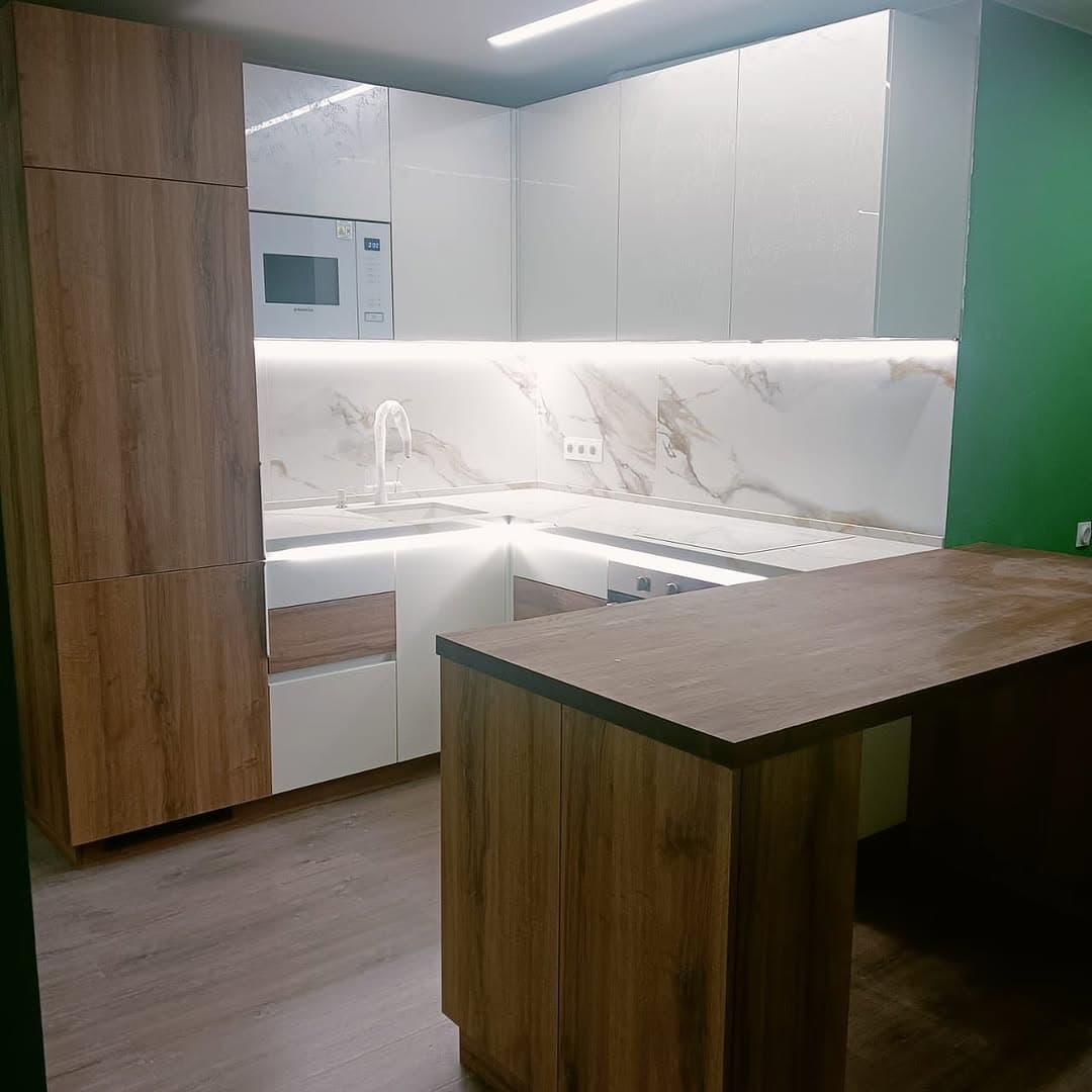 #кухонныйгарнитур #Favori  #сочетание белого с деревом и керамикой прекрасно смотрится даже в неболь